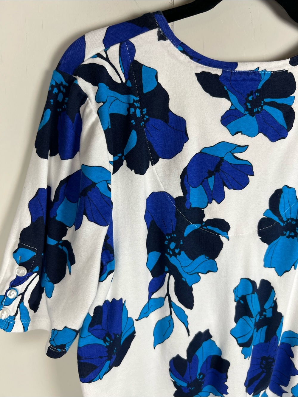 Chico's White Tee with Blue Floral Print Size 3 (XL) - Picture 5 of 10